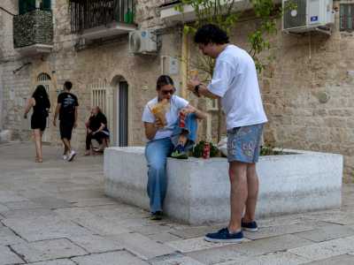 Infatti qui, tra lucine che corrono da un balcone all�altro, � impossibile non imbattersi in persone che reggono cartocci fumanti di panzerotti fritti